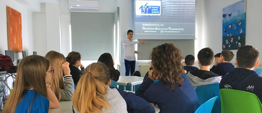 Οι μαθητές της ΣΤ’ Δημοτικού των εκπαιδευτηρίων, κάθονται στα θρανία τους και ακούν τον κ. Μανώλη Μιχάλαινα