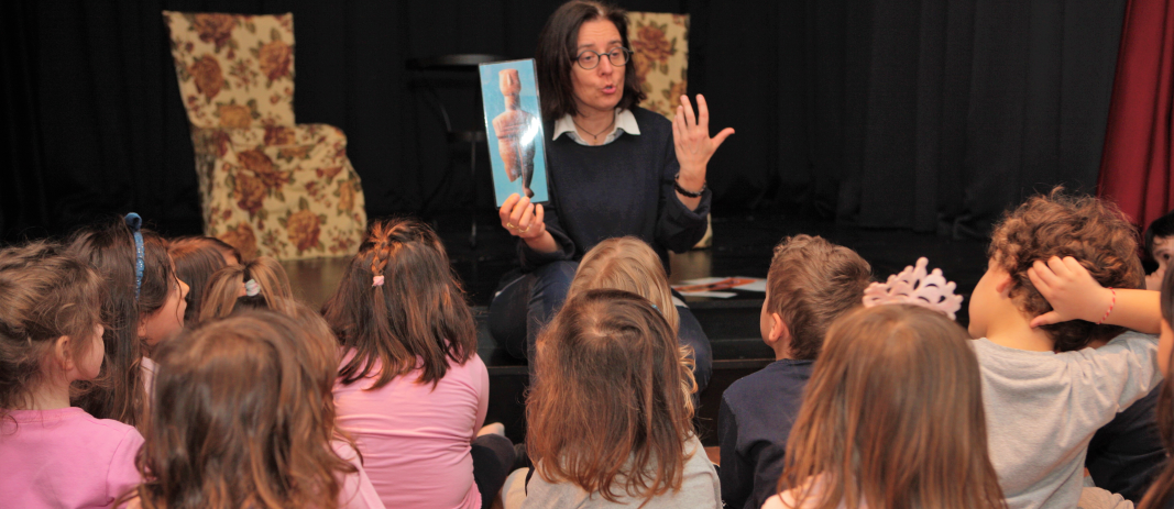 Students of the kindergarten of mandouldes schools at the educational program “Untangling the Yarn of Emotions”, looking at their teacher