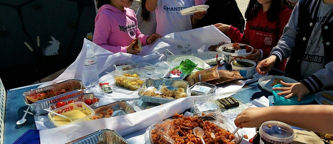 Μέσα σε κλίμα χαράς και κεφιού οργανώθηκε στην αυλή του Δημοτικού των Εκπαιδευτηρίων πικ - νικ με εδέσματα ώστε οι μαθητές να υποδεχτούν την Σαρακοστή