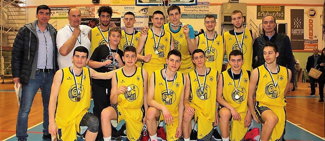 τα παιδιά της ομάδας μπάσκετ των εκπαιδευτηρίων ε μαντουλίδη και οι προπονητές τους φωτογραφίζονται μετά την κατάκτηση του πανελλήνιου πρωταθλήματος