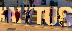 Οι έξι μαθητέςτων εκπαιδευτηρίων Ε. Μαντουλίδη μπροστά στα γράμματα Alytus δίνοντας στο σώμα τους το σχήμα των γραμμάτων κατά τη φωτογράφιση