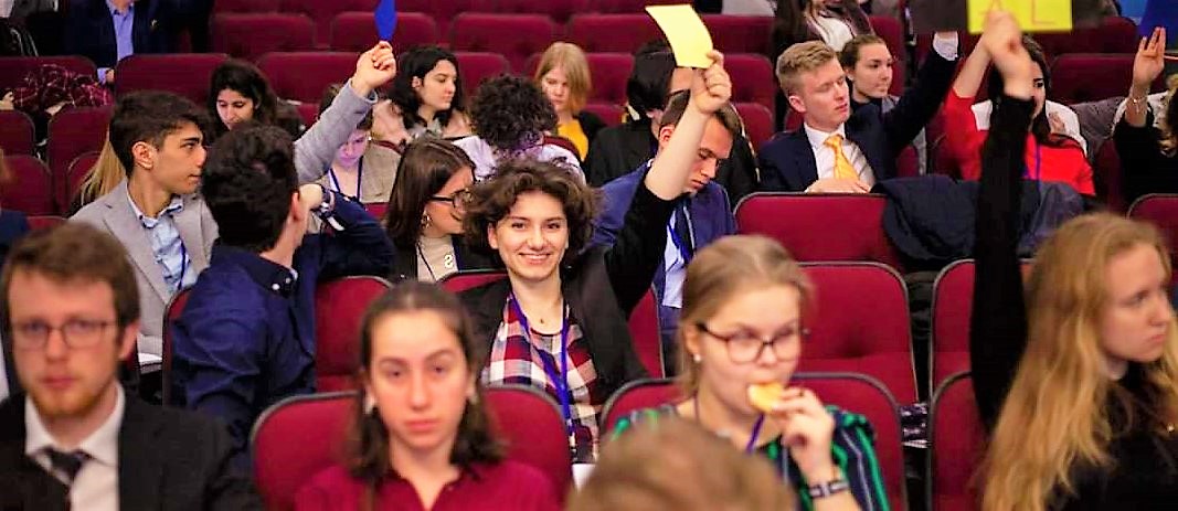Η μαθήτρια της Β΄ Λυκείου των Εκπαιδευτηρίων Ζ. - Μ. Καμοπούλου χαμογελαστή σηκώνει στον αέρα την κίτρινη κάρτα, περιτριγυρισμένη από άλλους συμμετέχοντες