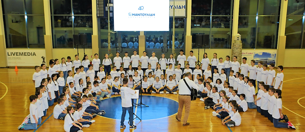 A great number of people had the pleasure to enjoy the students of 6th Grade, class of 2019, of the Schools in a lovely graduation ceremony