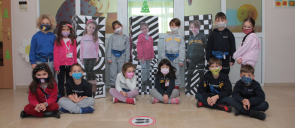 Στo πλαίσιo του εκπαιδευτικού προγράμματος «Μέσα από τα μάτια των καλλιτεχνών»,οι μαθητές των Νηπίων γνώρισαν αντιπροσωπευτικά έργα σπουδαίων ζωγράφων και προσέγγισαν με ποικίλους τρόπους διάφορα καλλιτεχνικά ρεύματα, όπως τον κυβισμό, τον εξπρεσιονισμό, τον σουρεαλισμό. - As part of the educational program "Through the eyes of artists", Kindergarten students got to know representative works of art by great painters and became acquainted with artistic movements, such as cubism, expressionism and surrealism in various ways.