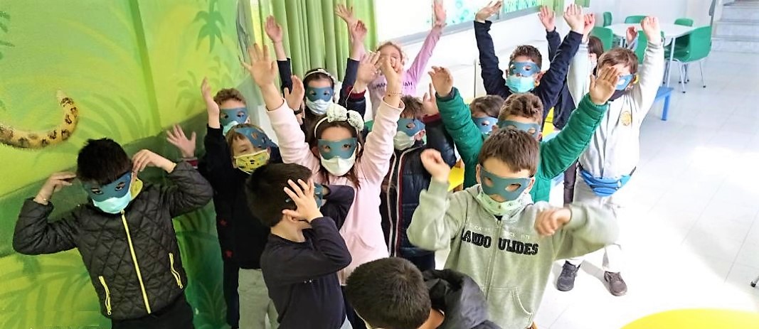 Οι μικροί μαθητές των τριών πρώτων τάξεων του Δημοτικού ανέλαβαν μια μεγάλη αποστολή… Να σώσουν τους παππούδες και τις γιαγιάδες τους! Σε αυτό τους βοήθησαν οι ΧΟΠΑ Ήρωες 112.