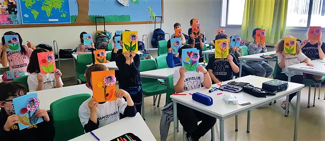 Οι μαθητές των μικρών τάξεων μέσα από τις δημιουργίες τους έστειλαν τις πιο ζεστές τους ευχές και την αγάπη τους στο πιο γλυκό πλάσμα του κόσμου!