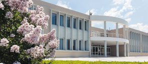 Σας ενημερώνουμε ότι η είσοδος στις εγκαταστάσεις των Εκπαιδευτηρίων θα γίνεται μόνο με την επίδειξη ενός από τα παρακάτω: Πιστοποιητικό εμβολιασμού, Βεβαίωση νόσησης με ημερομηνία έως 6 μηνών, Βεβαίωση αρνητικού εργαστηριακού διαγνωστικού ελέγχου (PCR 72 ωρών ή Rapid τέστ 48 ωρών).