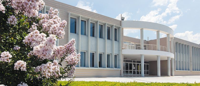 Σας ενημερώνουμε ότι η είσοδος στις εγκαταστάσεις των Εκπαιδευτηρίων θα γίνεται μόνο με την επίδειξη ενός από τα παρακάτω: Πιστοποιητικό εμβολιασμού, Βεβαίωση νόσησης με ημερομηνία έως 6 μηνών, Βεβαίωση αρνητικού εργαστηριακού διαγνωστικού ελέγχου (PCR 72 ωρών ή Rapid τέστ 48 ωρών).